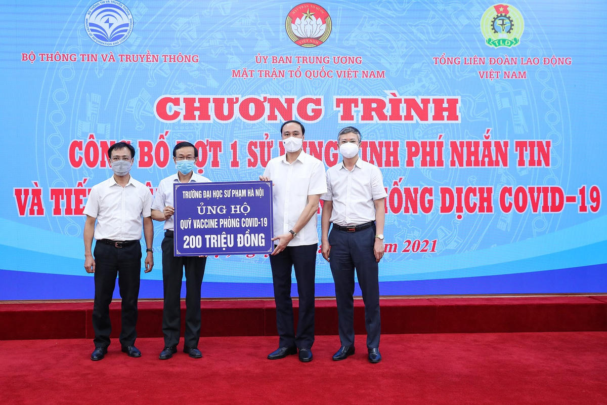 Phó Chủ tịch Phùng Khánh Tài tiếp nhận ủng hộ từ Trường Đại học Sư phạm Hà Nội.