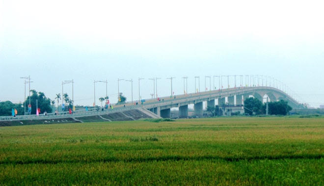 Cầu Thịnh Long, nối hai bờ sông Ninh Cơ, nằm trên tuyến đường bộ ven biển đoạn qua địa bàn tỉnh Nam Định.