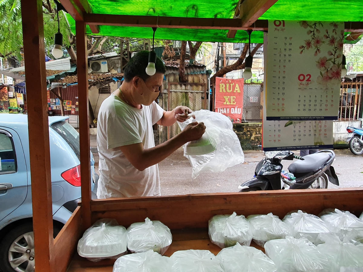 Để hạn chế tiếp xúc, tất cả các suất cơm miễn phí đều được đặt ở những vị trí cố định sẵn. Người đến tự lấy đúng suất của mình. Nhóm tình nguyện đã liên hệ, lên chi tiết kế hoạch và thực hiện khi được sự đồng ý của chính quyền địa phương. 