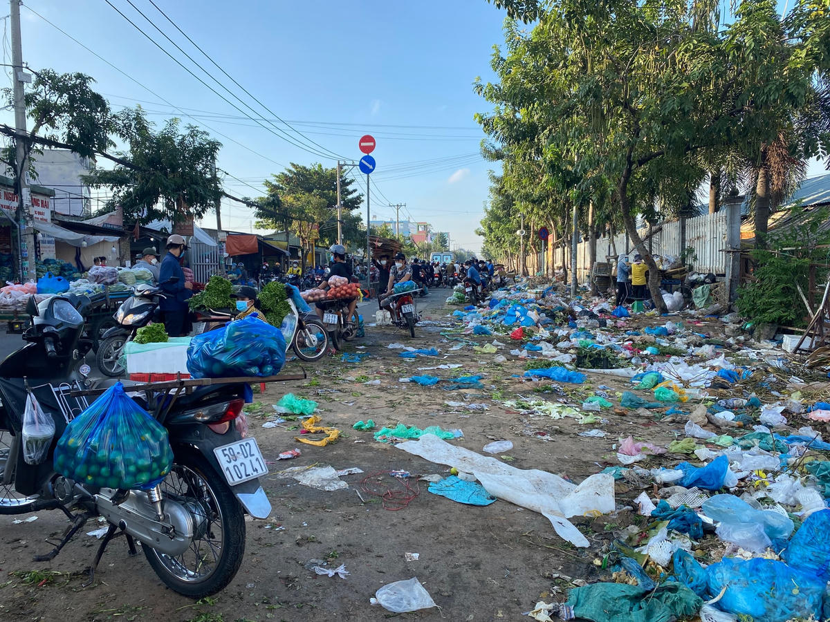 Rác thải chất quanh chợ nông sản.