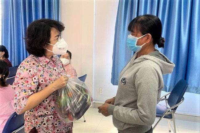 Chủ tịch Ủy ban MTTQVN TP HCM Tô Thị Bích Châu đến thăm, tặng quà các hộ dân ảnh hưởng bởi dịch Covid-19.