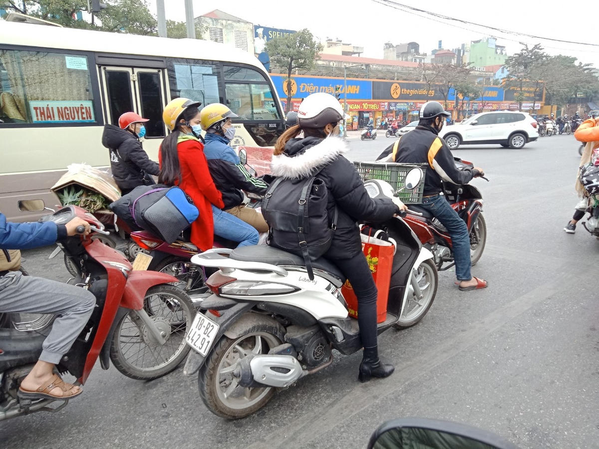 Lũ lượt xe máy rời Thủ đô.