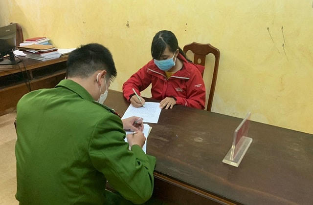 Chị Lê Thị Hà Giang trình bày gian đối sự việc mình bị cướp tài sản với cơ quan công an.