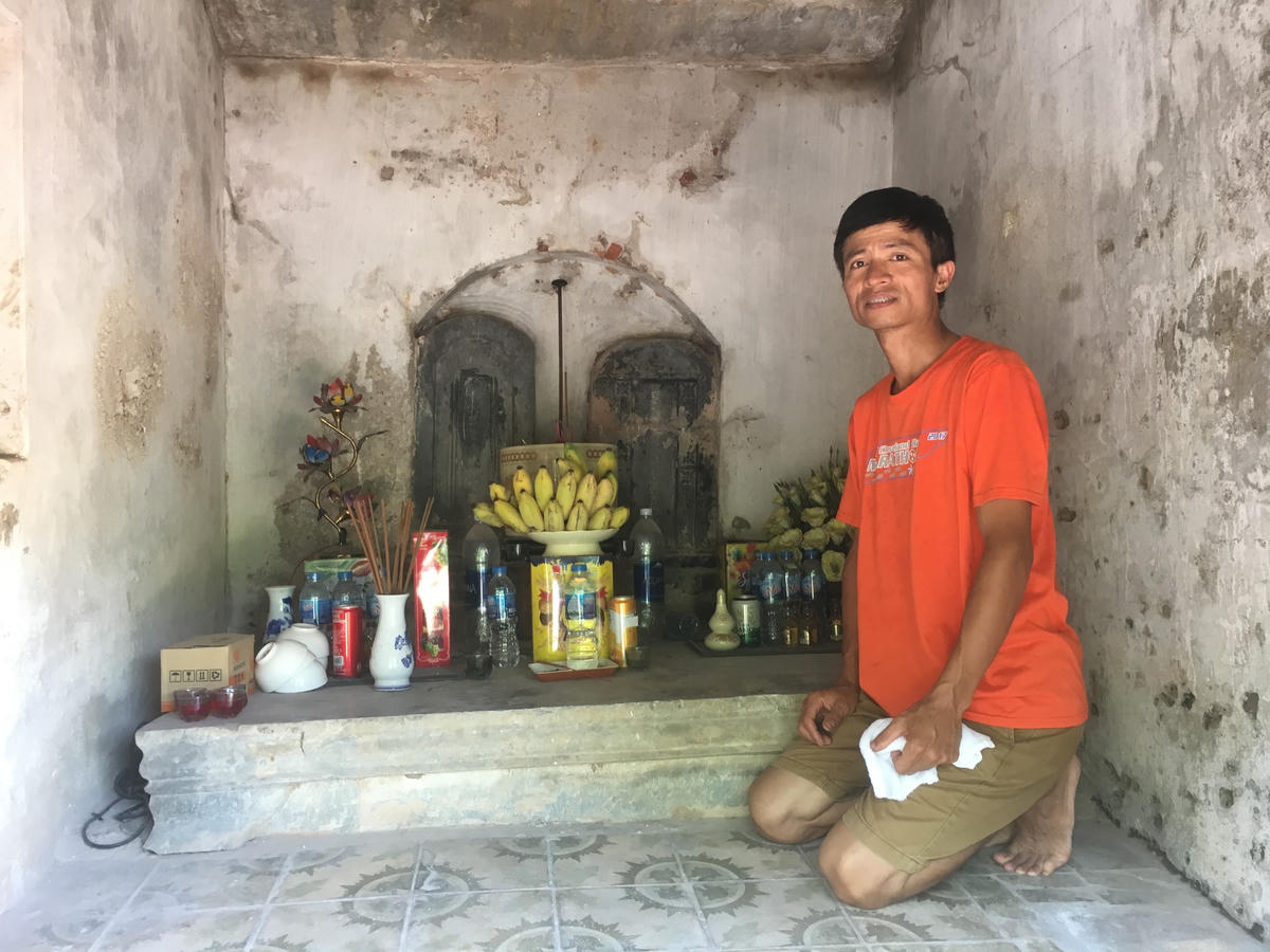 Anh Lê Đức Thắng trước khám thờ hai bài vị.
