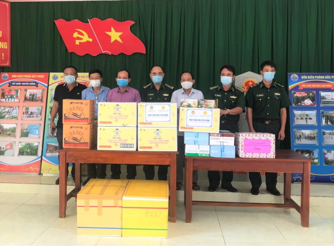 Trao tặng quà cho các Đồn biên phòng huyện Nam Giang.