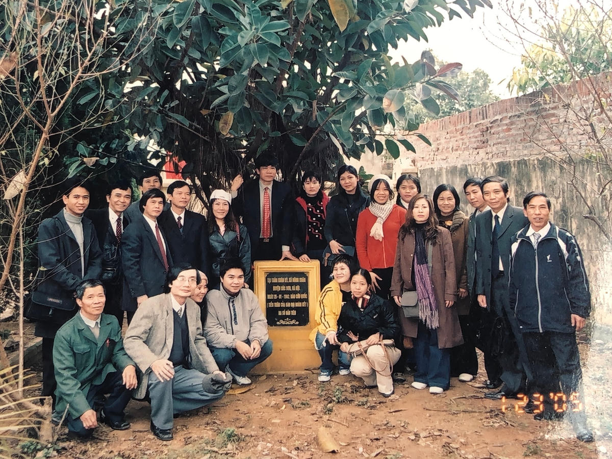 Nhà báo Lê Quang Trang (thứ hai từ phải sang) cùng cán bộ, phóng viên báo Đại Đoàn Kết trong một lần về nơi báo Cứu Quốc ra đời ở làng Xuân Kỳ, xã Đông Xuân (Sóc Sơn, Hà Nội). Ảnh tư liệu.