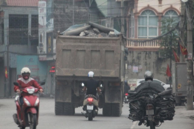 Rất nguy hiểm cho người dân tham gia giao thông nếu đá trên chiếc xe này rơi xuống.  