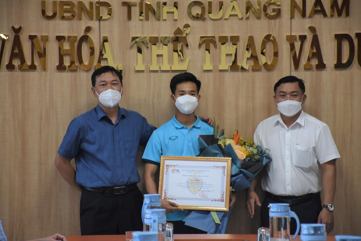 Công ty CP Đầu tư QNK Quảng Nam – CLB Bóng đá Quảng Nam trao tặng Giấy khen cho cầu thủ Đinh Quý.