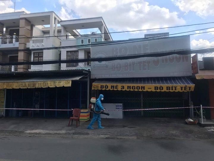 Khử khuẩn tại khu vực có liên quan đến ca nhiễm Covid-19.