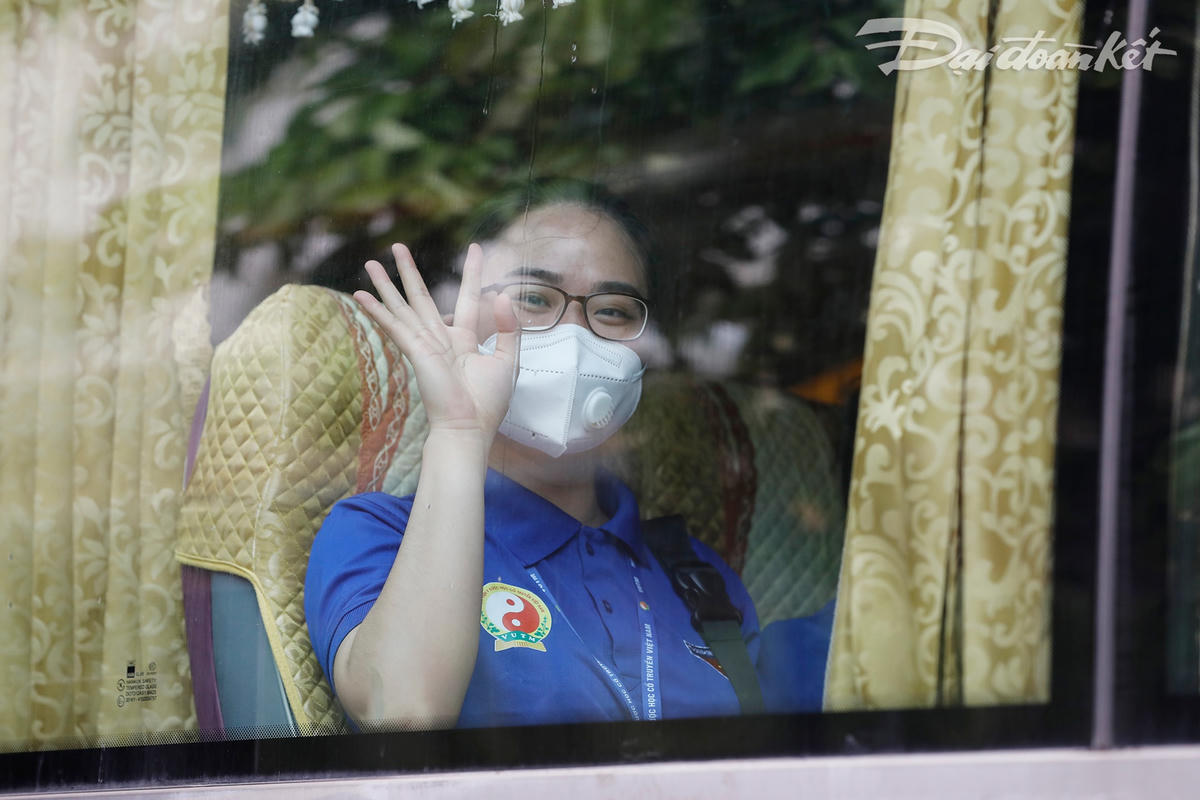 Những cái vẫy tay chào nhau trước giờ xe lăn bánh. "Lên đường bình an nhé" - lời dặn dò đơn giản nhưng đầy ý nghĩa trong khoảnh khắc này. Ảnh: Quang Vinh. 