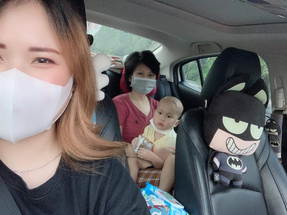Trên chuyến hành trình của mình, Nhung gặp những hoàn cảnh éo le, những em nhỏ chẳng may mắc bệnh phải cạo trọc đầu. Ảnh: NVCC