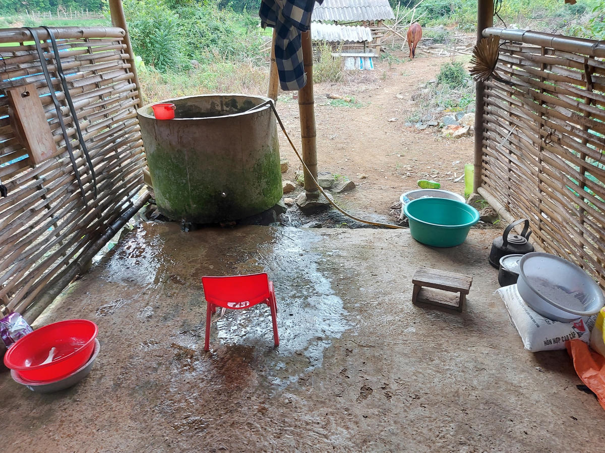 Sân giếng của gia đình em Thuận.