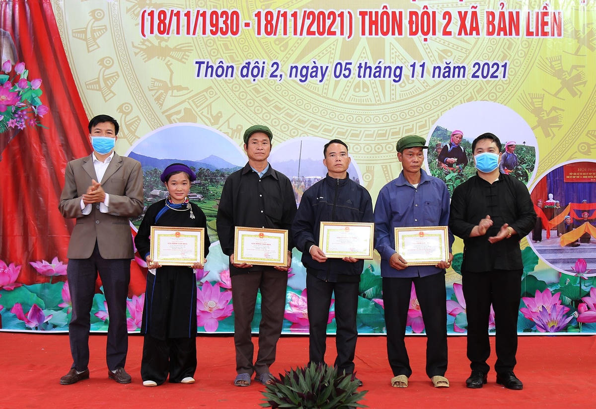 UBND xã Bản Liền tặng Giấy khen cho các gia đình văn hóa tiêu biểu của thôn.