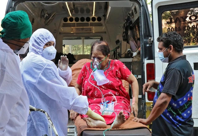 Nhân viên y tế chuyển bệnh nhân Covid-19 từ xe cứu thương ở Mumbai, Ấn Độ ngày 4/5. (Ảnh: Reuters).