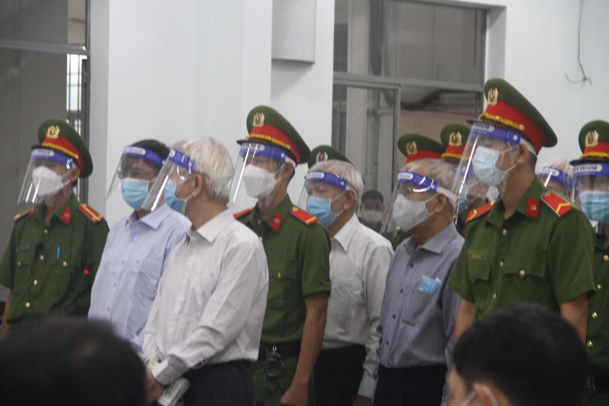 Các bị cáo đang nghe cáo trang của Viện kiểm sát nhân dân đọc cáo trạng.