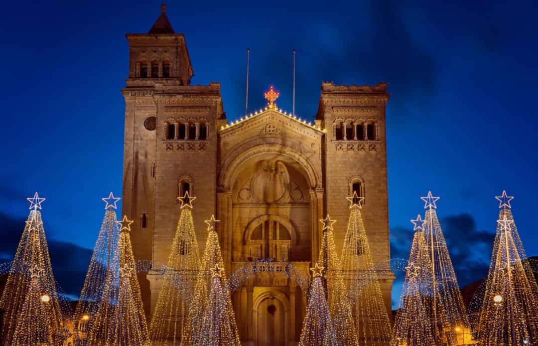 Malta - Những cây thông Noel nhỏ có ngôi sao nhấp nháy tại Nhà thờ Giáo xứ St Peter's Chains ở Birżebbuġa.