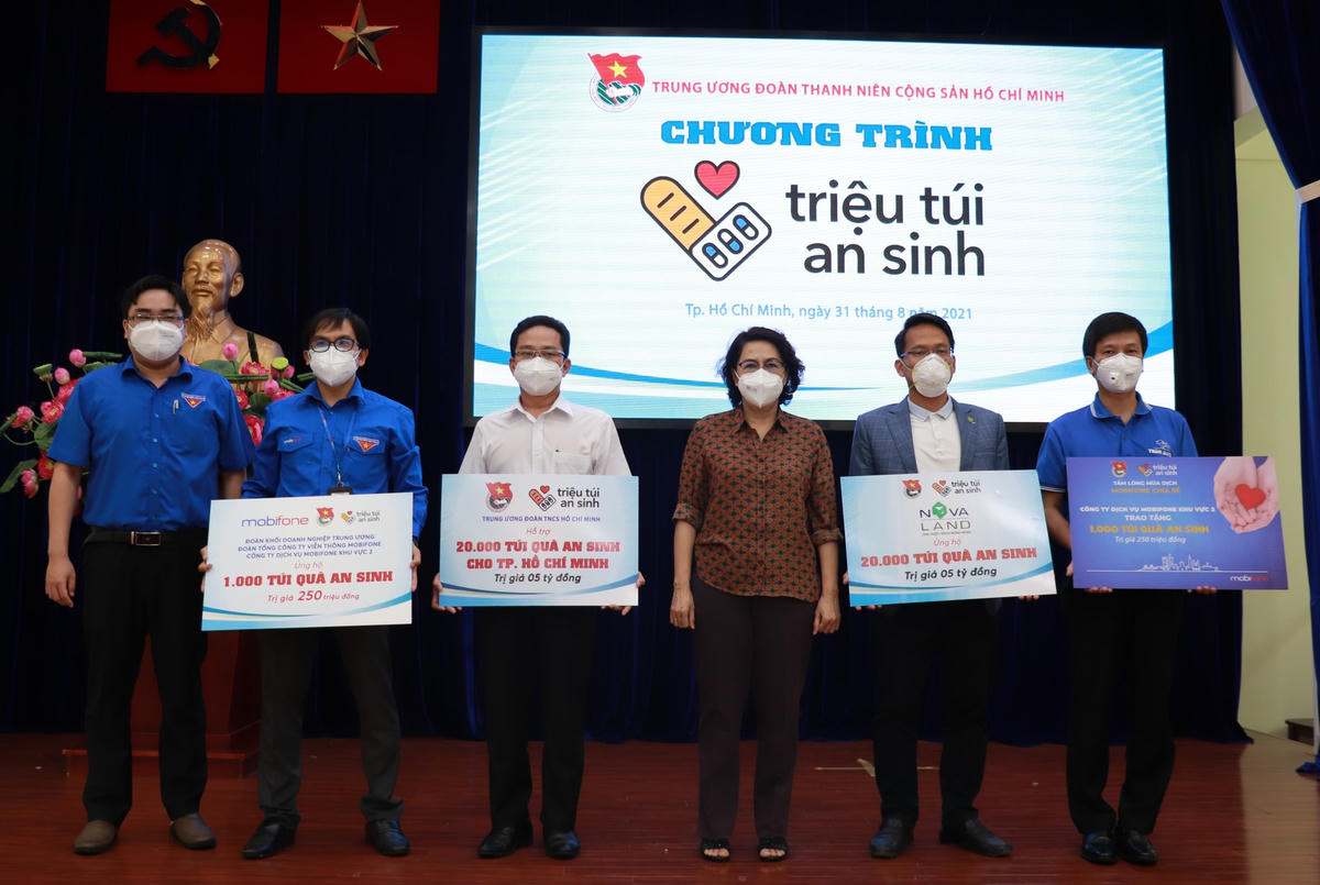 Bà Tô Thị Bích Châu, Chủ tịch Ủy ban MTTQ Việt Nam TP HCM tiếp nhận hỗ trợ các túi quà an sinh từ các nhà tài trợ tại chương trình.