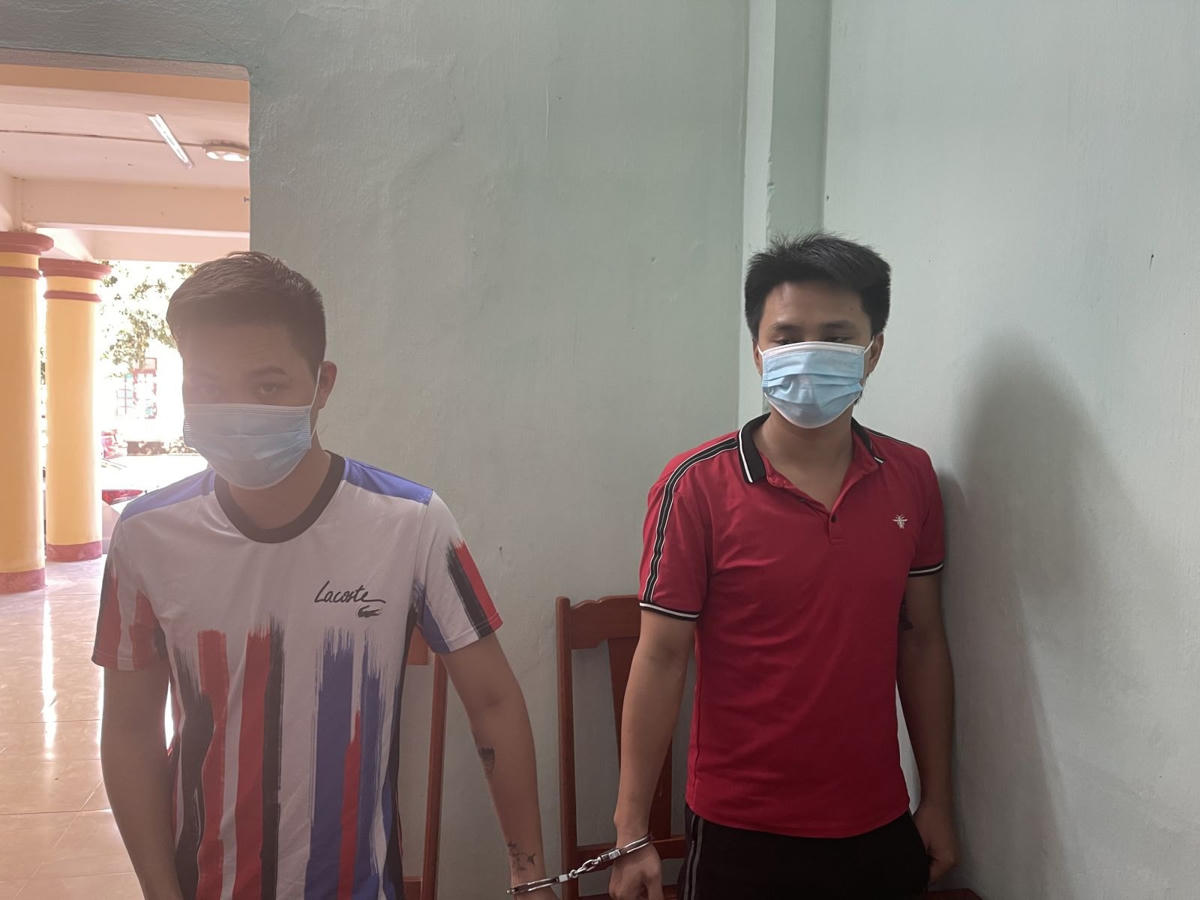 2 đối tượng Lê Nhật Anh (trái) và Nguyễn Ngọc Cường tại Cơ quan điều tra.