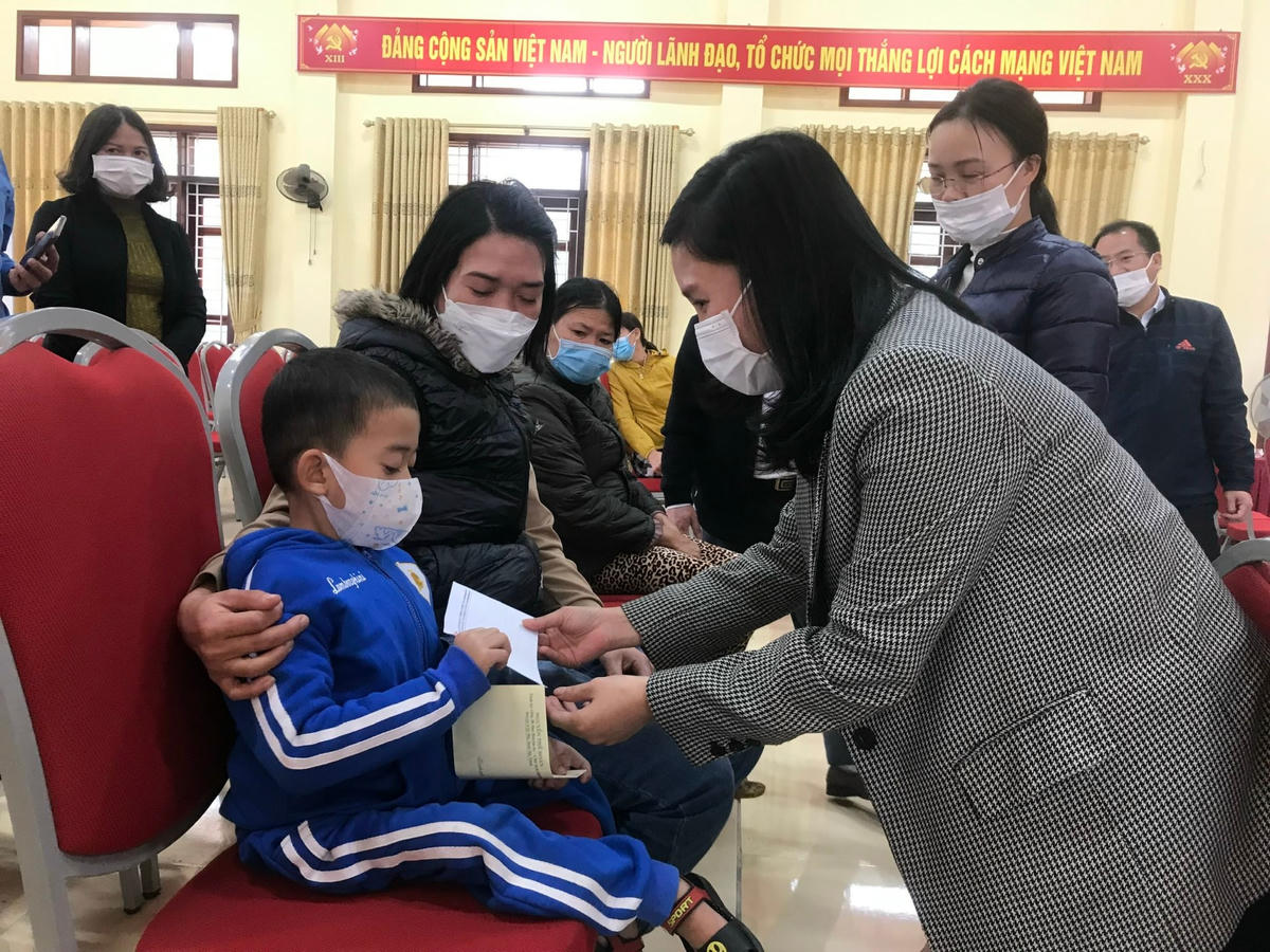 Chương trình "Cơm cho người nghèo trong đại dịch Covid-19" đến với những hoàn cảnh khó khăn ở Hà Tĩnh. 