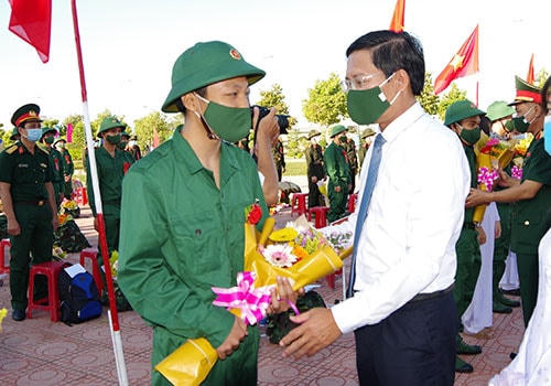 Ông Lê Tuấn Phong, Chủ tịch UBND tỉnh Bình Thuận, tặng hoa và động viên các tân binh lên đường làm nhiệm vụ.