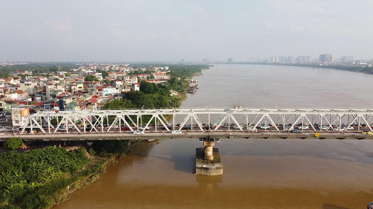 Thạc sĩ Nguyễn Đại Việt, Giảng viên khoa Cầu hầm, Trường Đại học Giao thông Vận tải chia sẻ, cứ sau 5 đến 10 năm các công trình cầu đều cần được kiểm tra tổng thể các hạng mục, để có đánh giá chính xác nhất về hiện trạng của cầu trước khi sửa chữa. “Việc đánh giá tổng thể một công trình thường xuyên là rất tốt. Đặc biệt, nếu được đánh giá thường xuyên, thì việc phát hiện hư hỏng sẽ sớm được khắc phục chi phí sửa chữa sẽ thấp và công trình sẽ được kéo dài tuổi thọ” - Thạc sĩ Nguyễn Đại Việt nói.