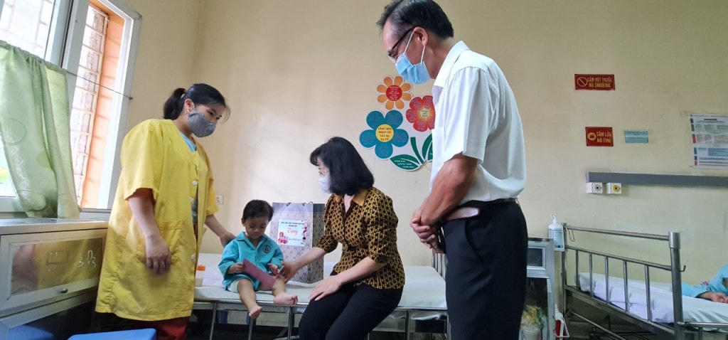 Phó Chủ tịch Thường trực HĐND tỉnh Trịnh Thị Minh Thanh tặng quà cho các cháu nhỏ đang nằm điều trị tại Việt Nam – Thụy Điển Uông Bí.