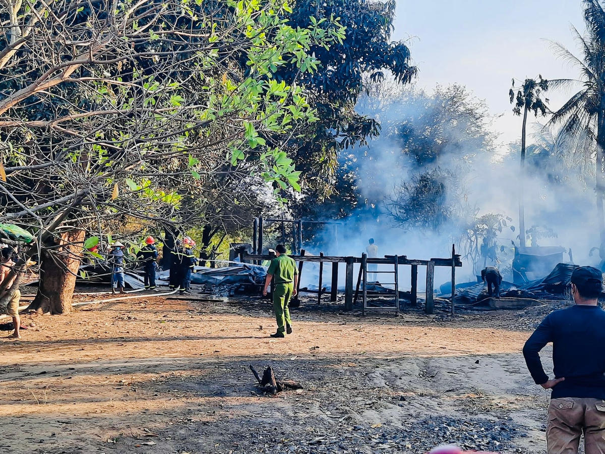 Các lực lượng cứu hỏa và người dân trong Buôn đã nỗ lực hết mình nhưng vẫn không thể đập được.