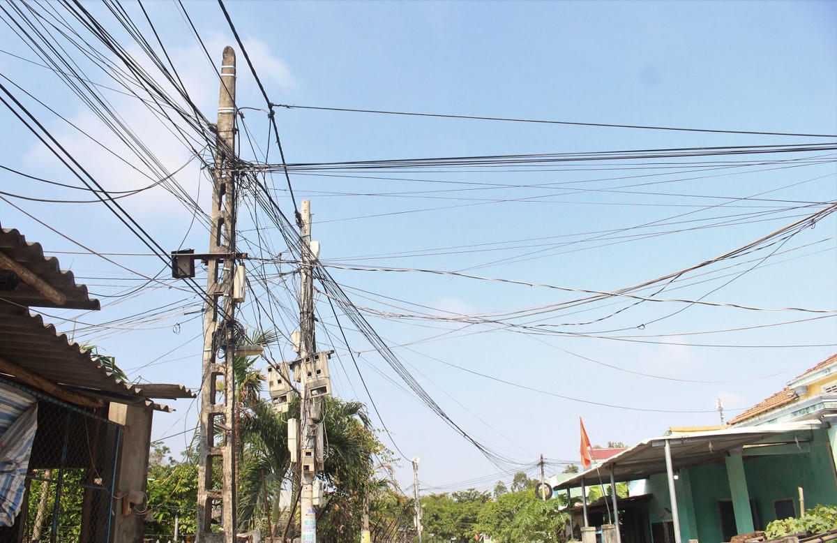 Một trụ điện ở thôn Tân Phú dây điện chằng chịt dễ xảy chập điện, cháy nổ.