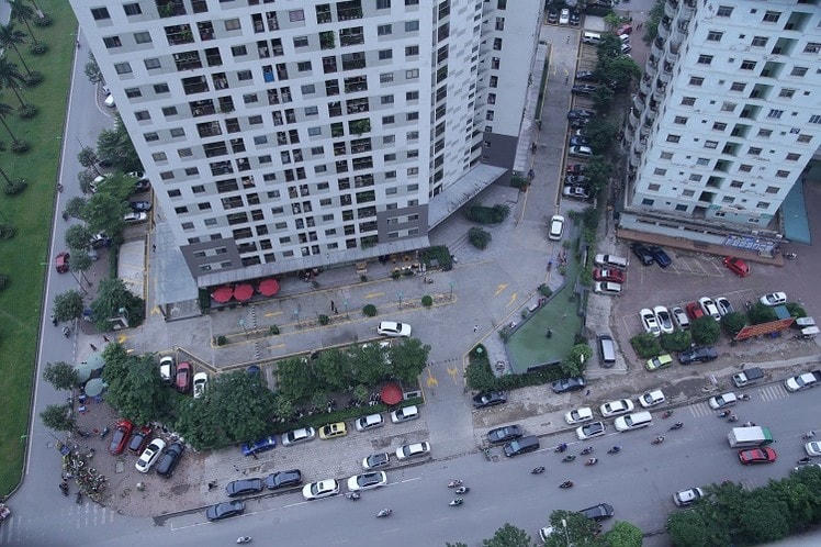 Xung quanh 12 toà chun cư HH Linh Đàm tại phường Hoàng Liệt có hàng chục bãi xe tự phát
