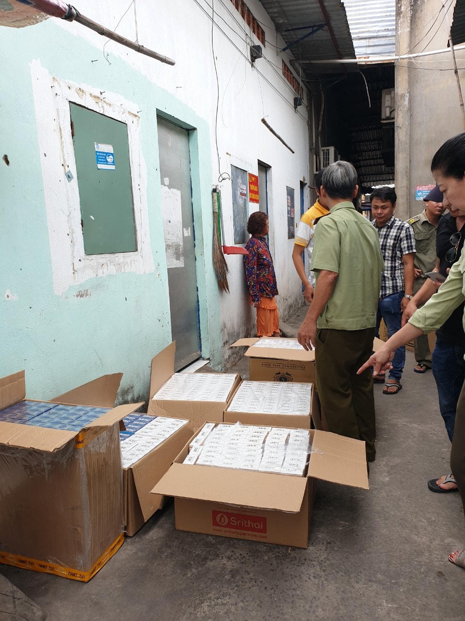 Bình Dương: Đánh sập tụ điểm tàng trữ trên 10.000 bao thuốc lá lậu