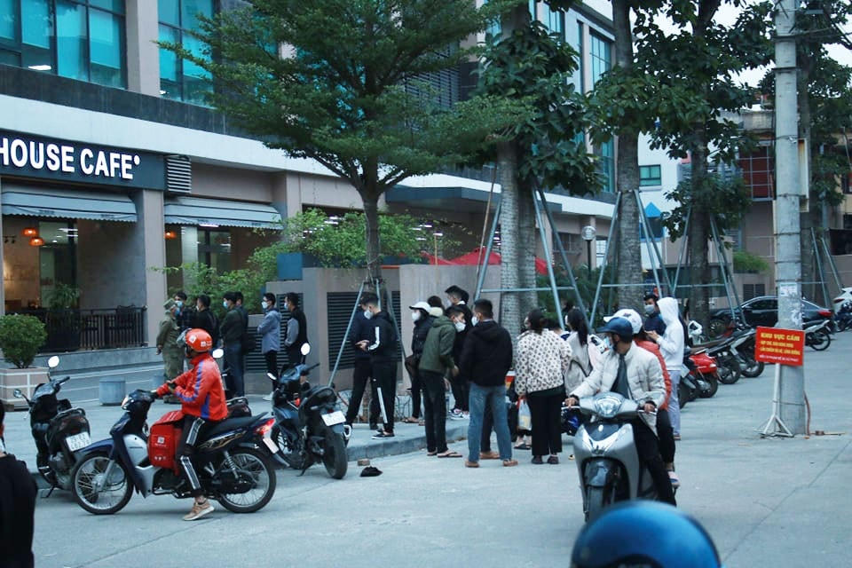 Rất đông người dân hiếu kỳ đứng xem vụ việc. Ảnh: Văn Yên.