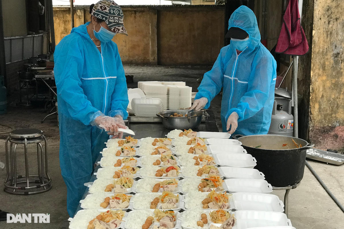Cảm động bếp ăn 'dã chiến' xuyên Tết luôn đỏ lửa tại ổ dịch TP Chí Linh