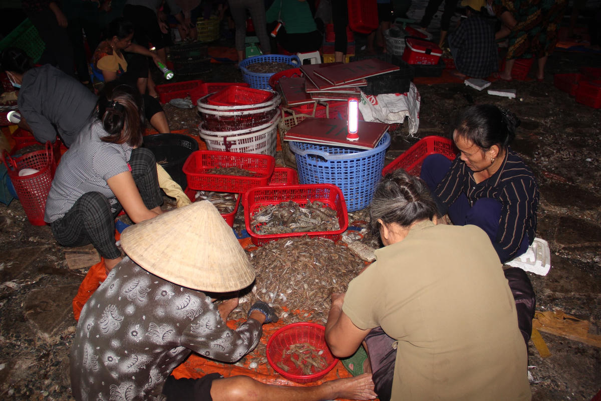 Sau khi đàn ông đánh bắt hải sản về, phụ nữ đảm nhận việc buôn bán.