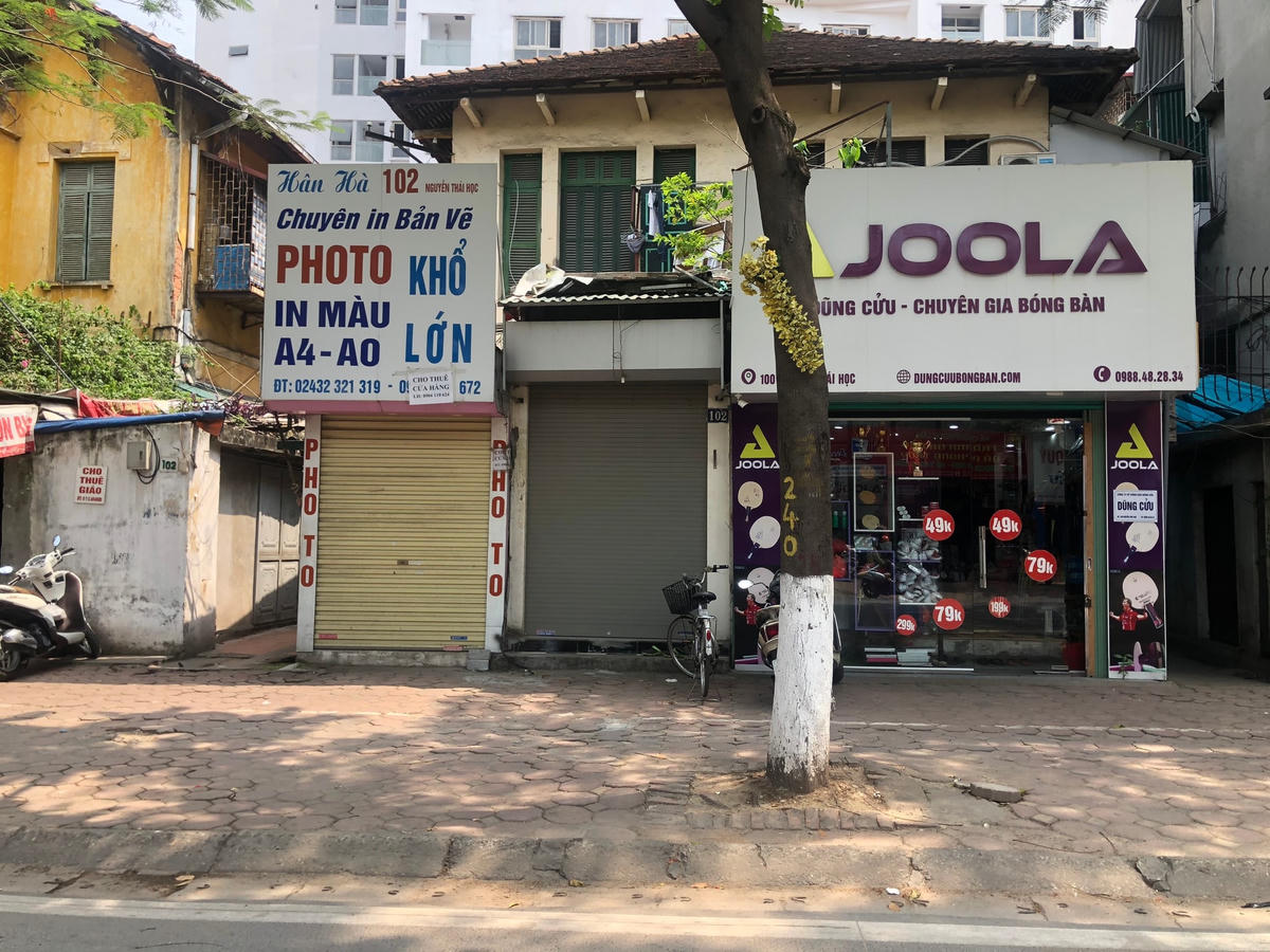 Vài cửa hàng liền trên con phố Nguyễn Thái Học sầm uất đã đóng cửa cho thuê từ lâu.