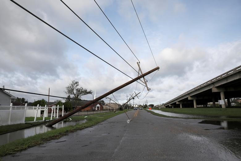 Hệ thống đường dây điện bị hư hỏng ở Kenner, bang Louisiana.