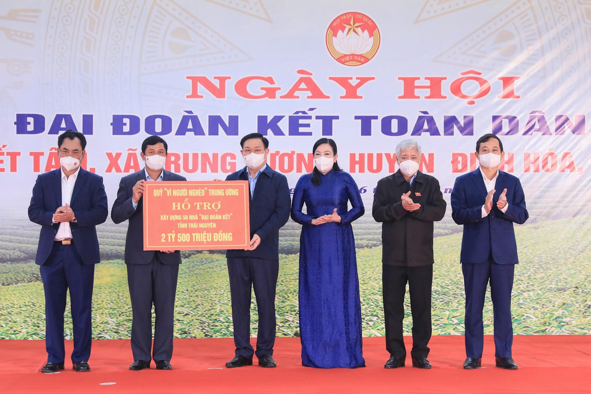 Chủ tịch Quốc hội Vương Đình Huệ, Chủ tịch UBTƯ MTTQ Việt Nam Đỗ Văn Chiến trao hỗ trợ 2,5 tỷ đồng hỗ trợ Quỹ Vì người nghèo tỉnh Thái Nguyên.