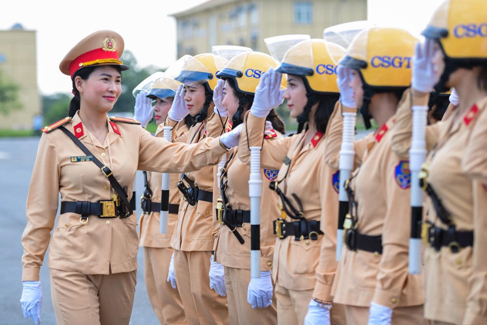 [ẢNH] Bóng hồng trên đường phố