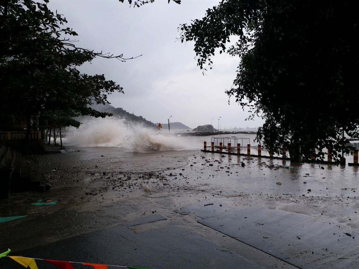 Sóng biển đánh mạnh vào đảo Cù Lao Chàm.