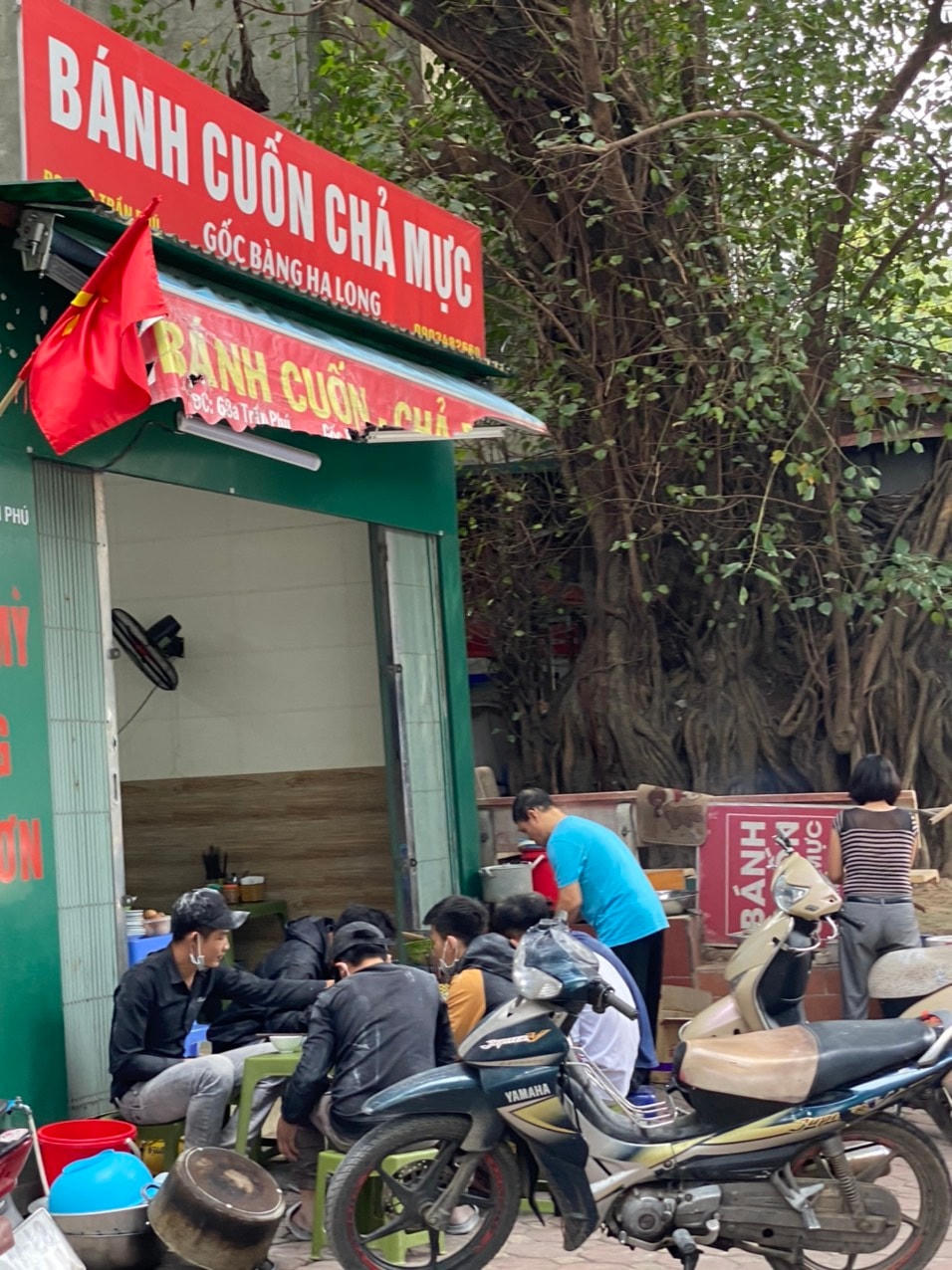 Một quán ăn trên đường Trần Phú cũng "vô tư" phục vụ khách ngoài vỉa hè. Ảnh: L.A..