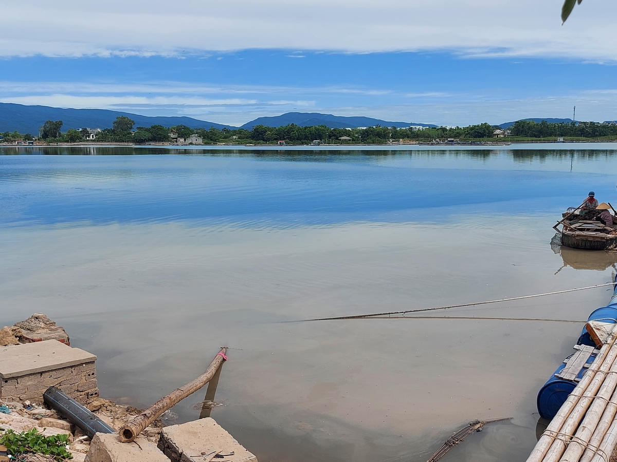 Cống thải phía sau nhà máy chế biến cá của DN Long Hải xả ra thứ chất bẩn mùi thối, có váng đục.  