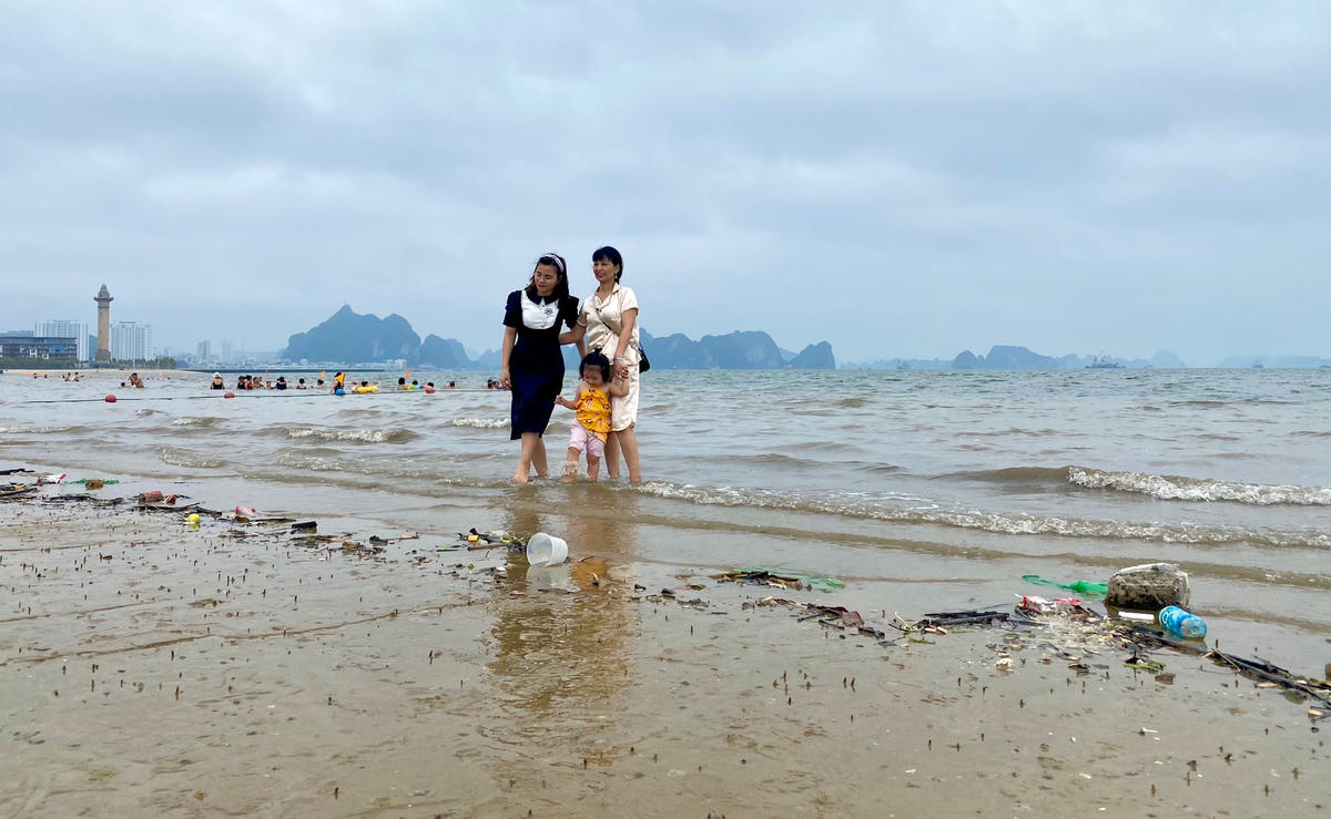 Du khách check in cùng biển Bãi Cháy.
