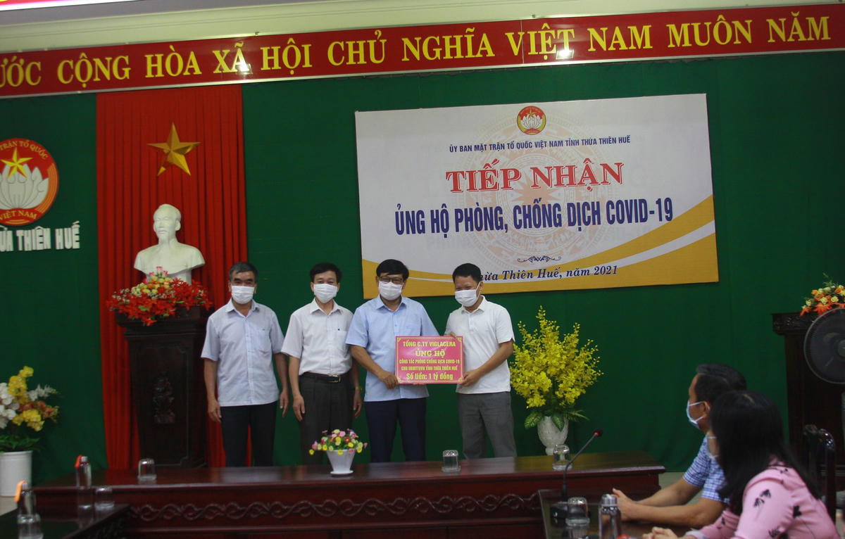 Đại diện Tổng công ty Viglacera ủng hộ phòng chống dịch Covid-19.
