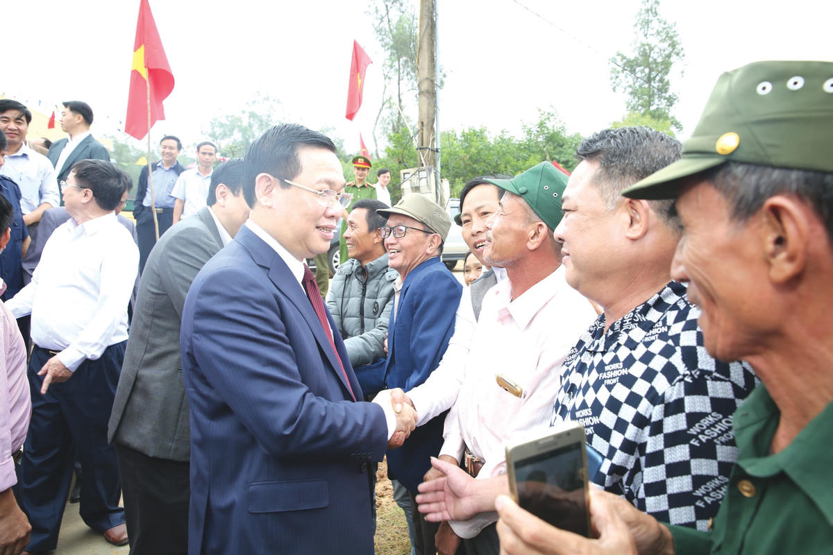 Ủy viên Bộ Chính trị, Bí thư Thành uỷ Hà Nội Vương Đình Huệ chung vui với bà con huyện Đô Lương, tỉnh Nghệ An trong Ngày hội Đại đoàn kết. Ảnh: Thành Chung.  
