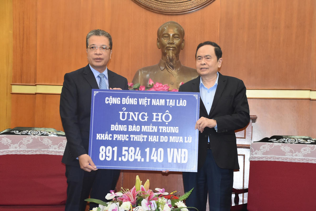 Chủ tịch Trần Thanh Mẫn tiếp nhận ủng hộ từ Cộng đồng người Việt Nam tại Lào.