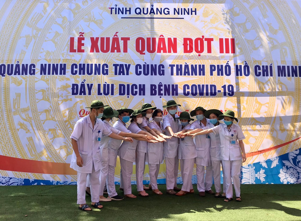 Các y bác sĩ thể hiện tinh thần đồng sức đồng lòng quyết tâm đẩy lùi dịch bệnh Covid-19.