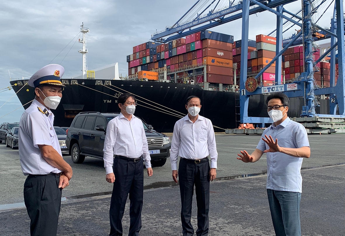 Phó Thủ tướng Chính phủ Vũ Đức Đam trao đổi với lãnh đạo tỉnh Bà Rịa-Vũng Tàu sau khi kiểm tra công tác phòng chống dịch Covid-19 tại cảng biển. (Ảnh: Báo BR-VT).