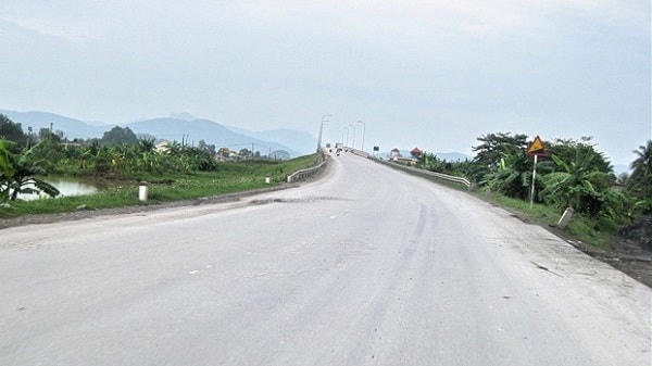 Cầu Đá Bạc - con đường huyết mạch thuộc QL10 nối liền với TP Uông Bí, Quảng Ninh.