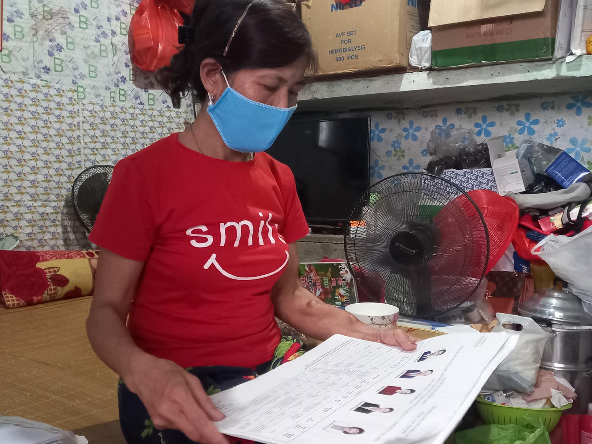 Bệnh nhân tại xóm chạy thận đang tim hiểu thông tin về những người ứng cử dịp bầu cử này.