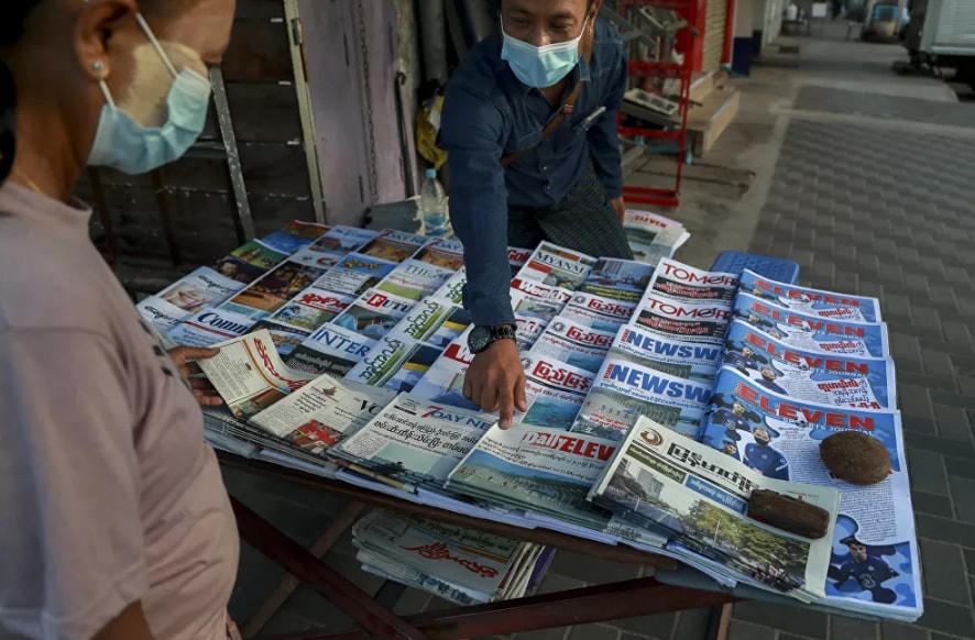 Tin tức về cuộc chính biến tại Myanmar hôm 2/1 được lên trang nhất một tờ báo ở Yangon, Myanmar.