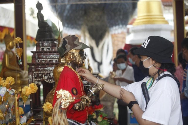 Một người đến cầu nguyện trước tượng Ai Khai.